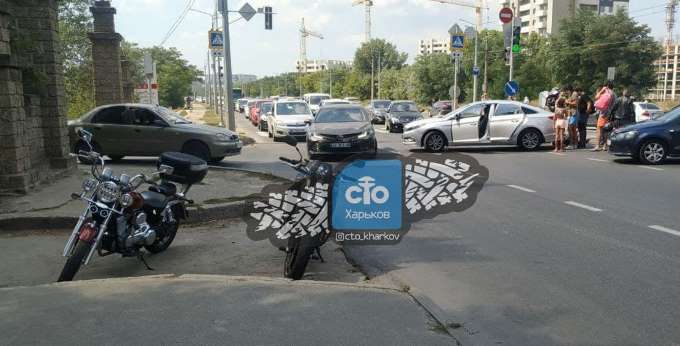 ДТП Харьков: напротив Акважура столкнулись мотоцикл и легковушка